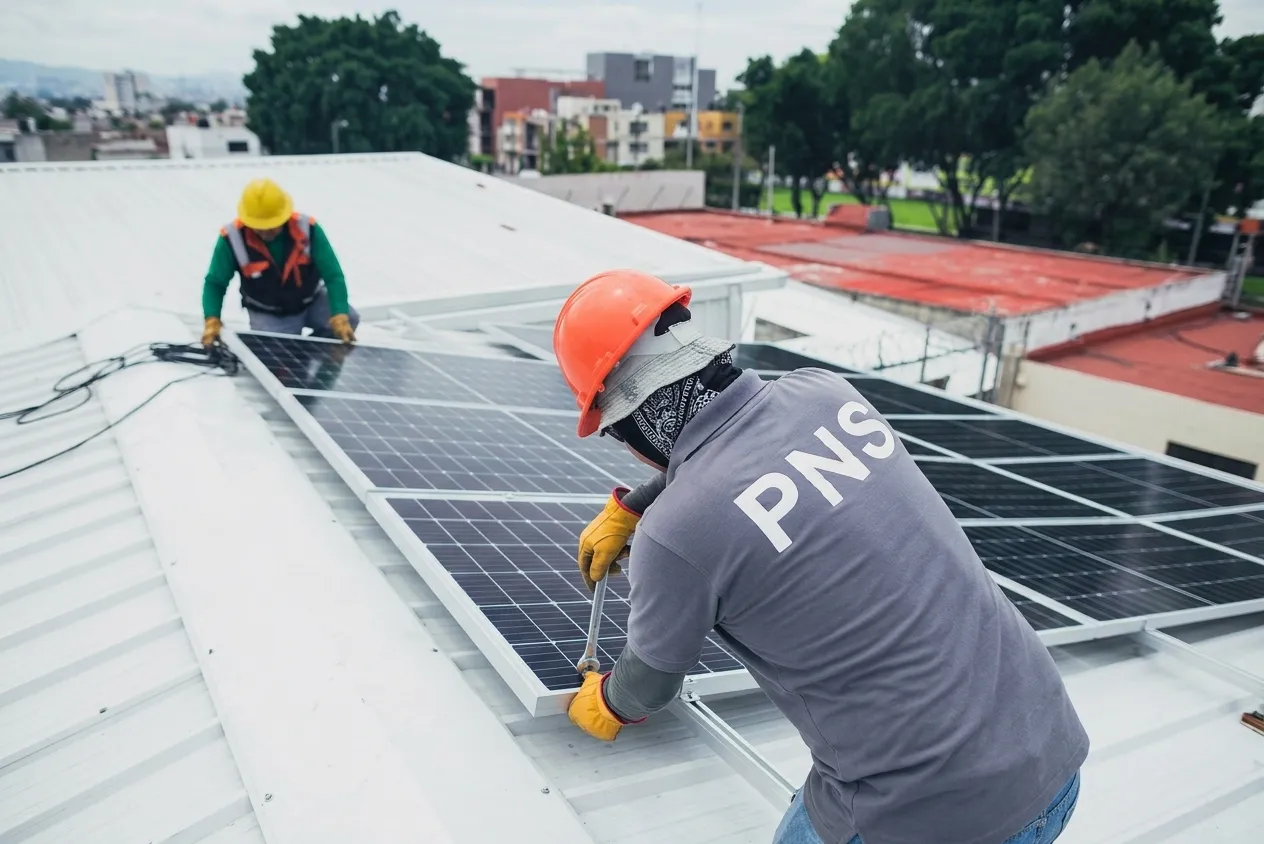 Équipe PNS installant des panneaux solaires sur une toiture à Montreuil